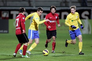 Hansa Rostock - Wehen Wiesbaden: Nico Zimmermann im Duell mit Sven Schimmel