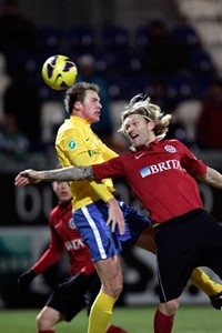 Johan Plat (Hansa Rostock) setzt sich im Kopfballduell gegen Nico Herzig (Wehen Wiesbaden) durch und erzielt den Ausgleich