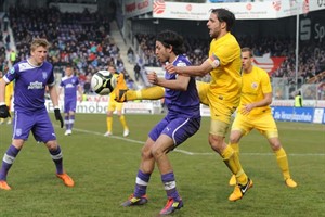 Hansa-Kapitän Sebastian Pelzer im Duell mit Gaetano Manno (VfL Osnabrück)