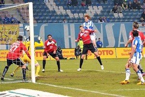 Hansa Rostock - Wacker Burghausen: Ken Leemans köpft zum 1:0 ein Hansa Rostock - Wacker Burghausen: Ken Leemans köpft zum 1:0 ein