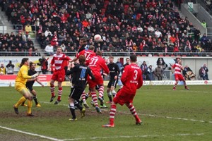 Timo Furuholm baut die Führung des Halleschen FC gegen Hansa Rostock auf 3:1 aus