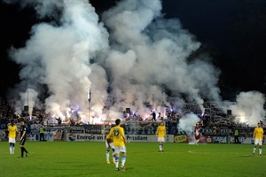 Hansa Rostock - SV Babelsberg 03: Pyrotechnik im Gästeblock