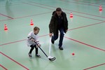 Groß und Klein beim Hockey