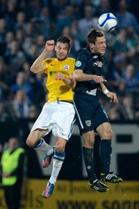 Julien Humbert (Hansa Rostock) im Kopfballduell mit dem zweifachen Torschützen Markus Müller (SV Babelsberg 03)