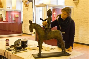 Letzter Feinschliff für die neue Dauerausstellung „Sakrale Kunst“ des Kulturhistorischen Museums im Refektorium des Klosters zum Heiligen Kreuz