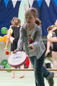 Ganz neu in Rostock Tamburello beim Verein Familien Sport Rostock. Die Italienische Tennisvariante, für die man einen Schläger benutzt, der einer kleinen Handtrommel ähnelt (Tamburello = kleine Trommel, haben schon die alten Römer gespielt. 