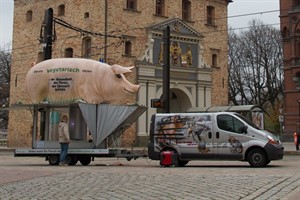 Das Grunzmobil der Albert Schweitzer Stiftung in Rostock