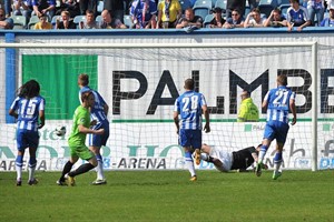 Hansa Rostock - Kickers Offenbach: OFC-Kapitän Mathias Fetsch verwandelt den Strafstoß zum Ausgleich