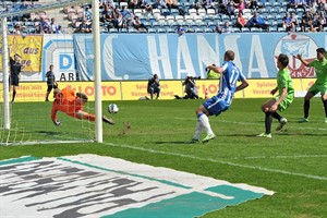 Hansa Rostock - Kickers Offenbach: Manfred Starke mit dem 2:0 Hansa Rostock - Kickers Offenbach: Manfred Starke mit dem 2:0