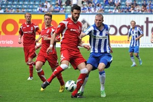 Manfred Starke (Hansa Rostock) im Duell mit Marko Kopilas (Rot-Weiß Erfurt) Manfred Starke (Hansa Rostock) im Duell mit Marko Kopilas (Rot-Weiß Erfurt)