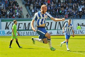 Manfred Starke (Hansa Rostock) gelang gegen den OFC das dritte Tor im dritten Spiel