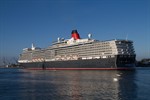 Die Queen Elizabeth wendet im Überseehafen