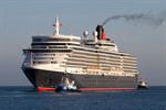 Der Luxusliner Queen Elizabeth passiert mit Getöse die Warnemünder Molenköpfe