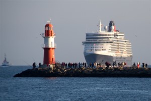 Die „Queen Elizabeth“ wird an der Ostmole von Warnemünde bei ihrem Erstanlauf begrüßt Die „Queen Elizabeth“ wird an der Ostmole von Warnemünde bei ihrem Erstanlauf begrüßt
