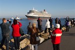 Tausende Schaulustige begrüßen die Queen Elizabeth am frühen Morgen auf den Molen in Warnemünde