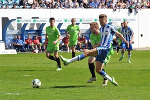 Tom Weilandt (Hansa Rostock) setzt sich gegen Maximilian Ahlschwede (Kickers Offenbach) durch und schiebt zum 1:0 ein