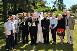 Klassiknacht 2013 im Zoo Rostock - Bereit für die Weltreise: Generalmusikdirektor Florian Krumpöck (6.v.re.) und Zoodirektor Udo Nagel (2.v.re.) warben gemeinsam mit den Hauptsponsoren und Künstlern des Rostocker Volkstheaters für die 15. Klassiknacht im Rostocker Zoo.