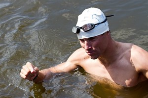 Andreas Raelert beim Warnowschwimmen 2013