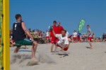 Im Sand fällt man weicher als auf dem Hallenparkett. Beim Beachhandball glänzen die Spieler mit Pirouetten.