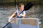 Diesmal geht die "Georg Büchner" nicht unter. Paul vom Swimming Team steuert das Pappboot auf Platz 4.