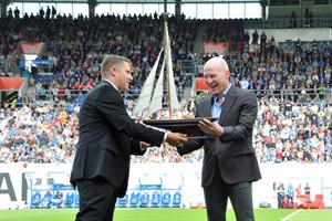Michael Dahlmann (Vorstandsvorsitzender Hansa Rostock) übergibt Matthias Sammer (Sportdirektor Bayern München) ein Segelschiff Michael Dahlmann (Vorstandsvorsitzender Hansa Rostock) übergibt Matthias Sammer (Sportdirektor Bayern München) ein Segelschiff