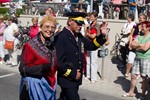 verkleidet als Warnemündes legendärer Seenotretter Stephan Jantzen un sin Fru