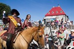 verkleidet als dänischer König und seine Mätresse