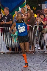 Peter Ts'otleho Fane räumte in diesem Jahr schon viele 1. Plätze bei Langstreckenläufen ab. In der Marathonnacht gewann er den Halbmarathon in einer Zeit von 1:09:29