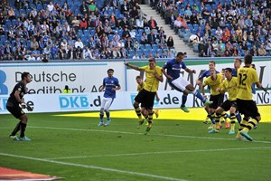 Halil Savran (Hansa Rostock) köpft zum 1:0 gegen Borussia Dortmund II ein