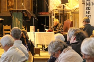 Der Lübecker Peter Fischer startet die Nonstop-Lesung in der Marienkirche