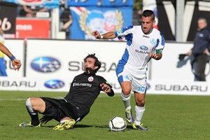 Nikolaos Ioannidis (Hansa Rostock) im Zweikampf mit dem zweifachen Torschützen Enzo Marchese (Stuttgarter Kickers) Nikolaos Ioannidis (Hansa Rostock) im Zweikampf mit dem zweifachen Torschützen Enzo Marchese (Stuttgarter Kickers)