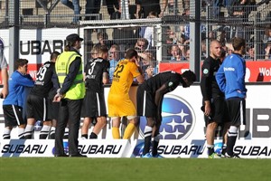 Die Hansa-Spieler sprechen nach der Niederlage gegen die Stuttgarter Kickers mit den enttäuschten Fans Die Hansa-Spieler sprechen nach der Niederlage gegen die Stuttgarter Kickers mit den enttäuschten Fans