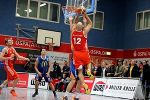 Seawolves besiegen SC Itzehoe Eagles mit 80:72 - Steffen Stöhr (Nr. 12) mit Dampf zum Korb