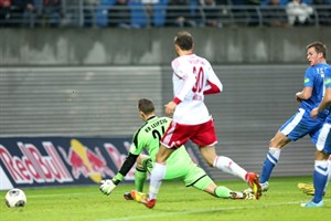 Johan Plat verlängert eine Mendy-Flanke zum 2:0 Johan Plat verlängert eine Mendy-Flanke zum 2:0