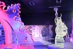 Im Vordergrund ein Detail der Eiskristallbar, wo es Vodka und Erdbeelimes gibt. Im Hintergrund "Odin auf dem Thron" und "Thors Kampf mit den Eisgiganten" von Irina Tavvlewskaja und Ruslan Korokov aus Bulgarien