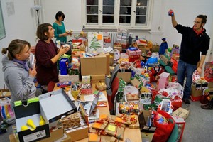 Christa, Franziska, Laura und Daniel vom Medinetz packen die Geschenke für die Flüchtlingskinder