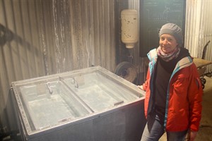 Künstlerische Leiterin der 11. Eiswelt Jana Fuhrmann neben den beiden Stahlwannen, mit denen Eisblöcke hergestellt werden Künstlerische Leiterin der 11. Eiswelt Jana Fuhrmann neben den beiden Stahlwannen, mit denen Eisblöcke hergestellt werden