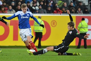 Tommy Grupe (Hansa Rostock) stoppt Patrick Breitkreuz (Holstein Kiel)
