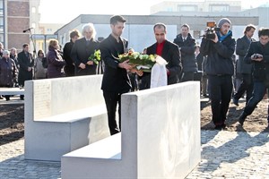 Die Brüder von Mehmet Turgut legen einen Kranz am Todestag und Todesort nieder.