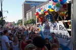 wummernd zieht die Parade am CSD durch Rostocks Innenstadt