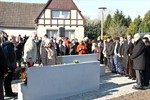 Viele Menschen, die zur Einweihung der Gedenkstätte des NSU-Opfer Mehmet turgut gekommen waren, legten Blumen auf die neuen Bänke.