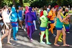 Morph Suits befreien von vielen aber doch nicht von allen Geschlechtsmerkmalen.