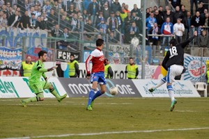 Nikolaos Ioannidis (Hansa Rostock) macht mit seinem Treffer in der Nachspielzeit gegen die SpVgg Unterhaching alles klar Nikolaos Ioannidis (Hansa Rostock) macht mit seinem Treffer in der Nachspielzeit gegen die SpVgg Unterhaching alles klar