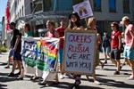 Demonstranten zeigen Solidarität mit Homosexuellen in Russland, wo der offene Umgang mit Homosexualität kürzlich durch eine Verschärfung der Gesetze eingeschränkt wurde.