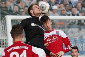 Der zweifache Torschütze Tommy Grupe (Hansa Rostock) im Kopfballduell mit Daniel Hofstetter (SpVgg Unterhaching) Der zweifache Torschütze Tommy Grupe (Hansa Rostock) im Kopfballduell mit Daniel Hofstetter (SpVgg Unterhaching)