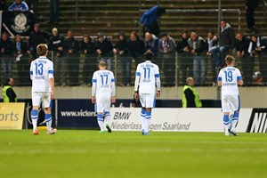 Hansa-Spieler nach der Niederlage gegen Saarbrücken auf dem Weg zu enttäuschten Fans Hansa-Spieler nach der Niederlage gegen Saarbrücken auf dem Weg zu enttäuschten Fans