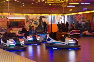 Auf dem Autoscooter feiern die Schausteller am Ostermontag Gottesdienst Auf dem Autoscooter feiern die Schausteller am Ostermontag Gottesdienst
