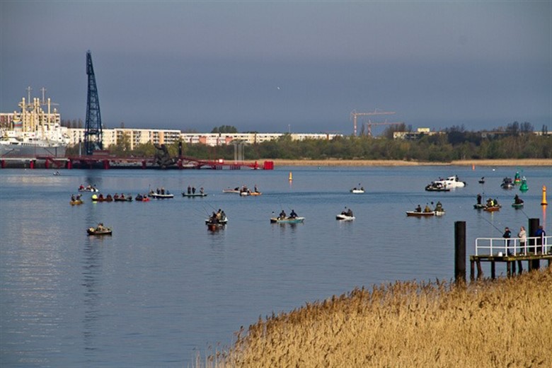 Viele Angler nutzten das schöne Wochenendwetter in der Heringssaison auf der Warnow Viele Angler nutzten das schöne Wochenendwetter in der Heringssaison auf der Warnow
