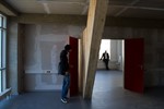 Raumgreifende Installation von Holger Stark (im Hintergrund) in der Frieda 23