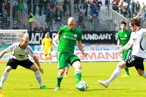 Manfred Starke (Hansa Rostock) sah gegen Wacker Burghausen Gelb-Rot